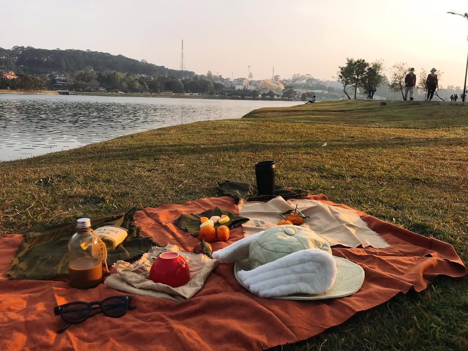 picnic bờ hồ Xuân Hương